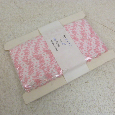 Acheter Plaquette de 50 Metres de Galon et 0.8 cm de Largeur Rose et Blanc Comme neuf - 10,00 € Plaquette de 50 Metres de Galon et 0.8 cm de Largeur Rose et Blanc Comme neuf - reconditionné disponible sur Label Emmaüs